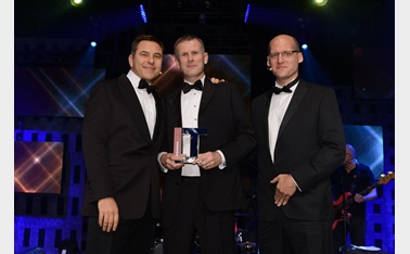 James Reader collects the trophy at Insurance Times awards 2015
